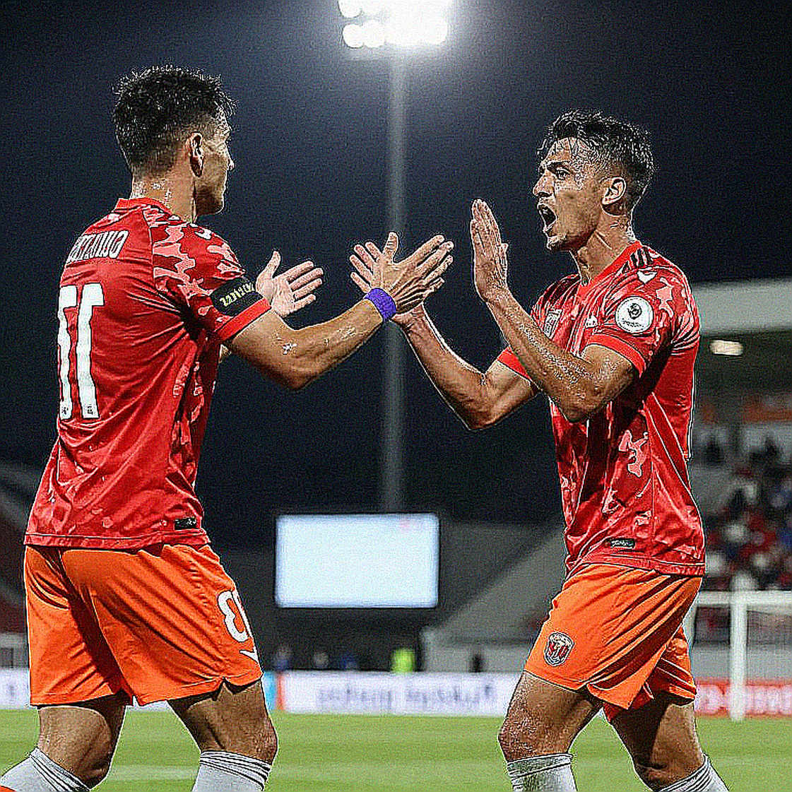 বলের বাইরে যেখানে খেলা থেমে যায়: ইজের 'স্লপি' সমালোচনা আর পন্ডিত-বলয়ে গড়া আখ্যানের ফাঁক