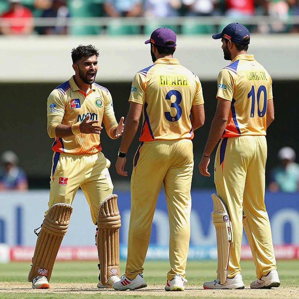 এশিয়া কাপ ২০২৫: ট্রফিটা ব্যাটসম্যানেরা নেয়নি, নিয়েছে দুবাইয়ের শুকনো মাঝমাঠ